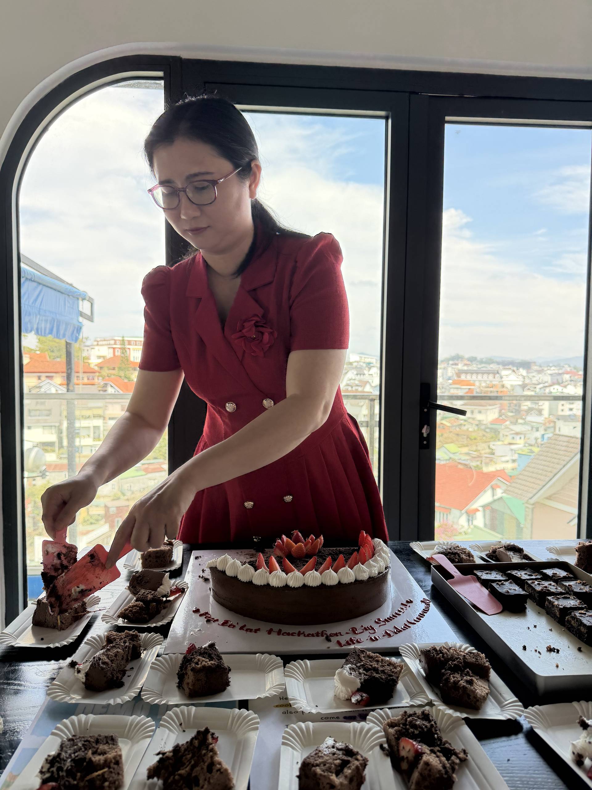 Thanh cut the cake for everyone,  thank you for the extra strawberries 🍓:)