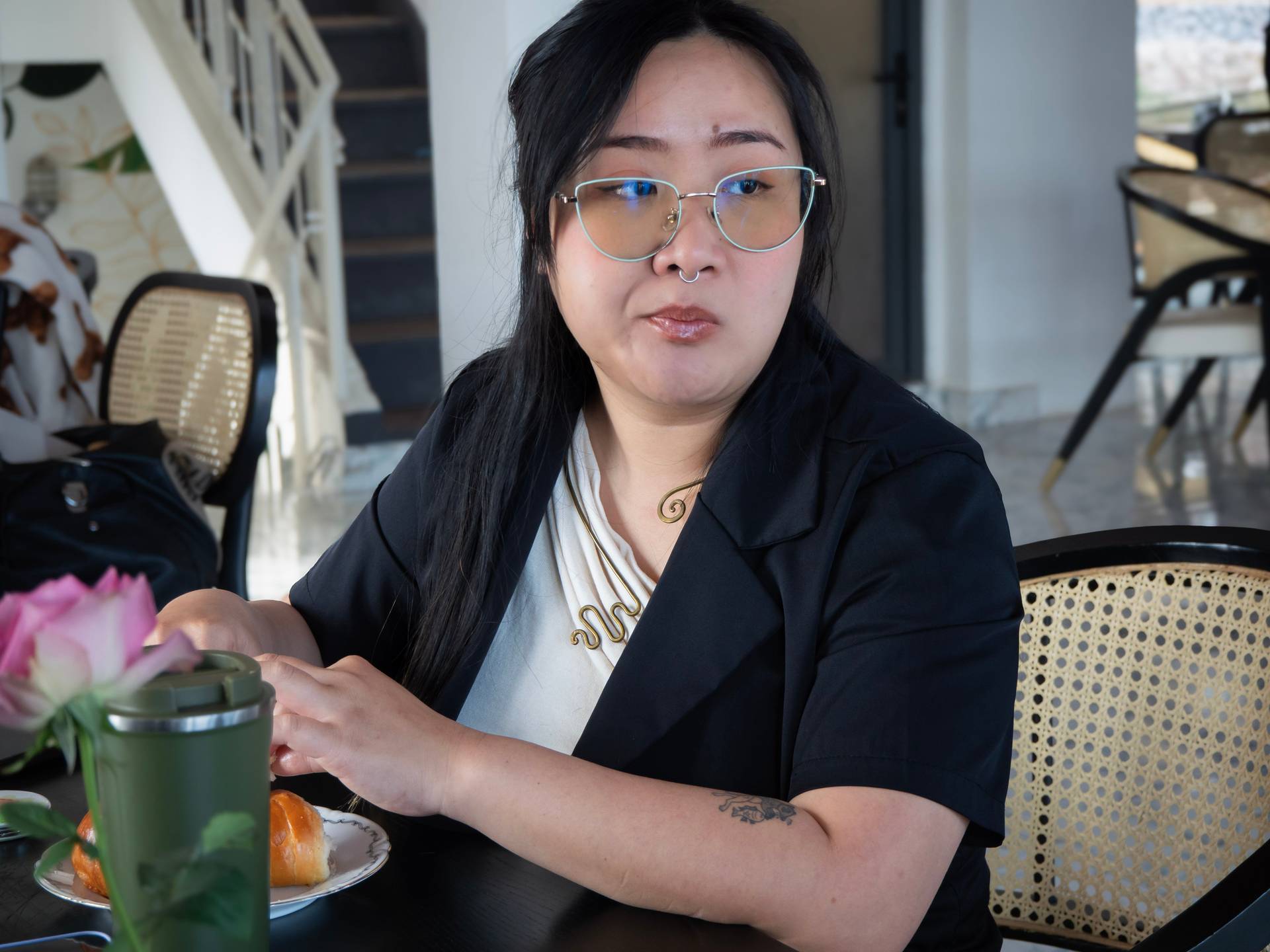 Casual dining moment at a modern cafe in Đà Lạt, featuring Vietnamese floral decor and refreshments in a bright venue setting.