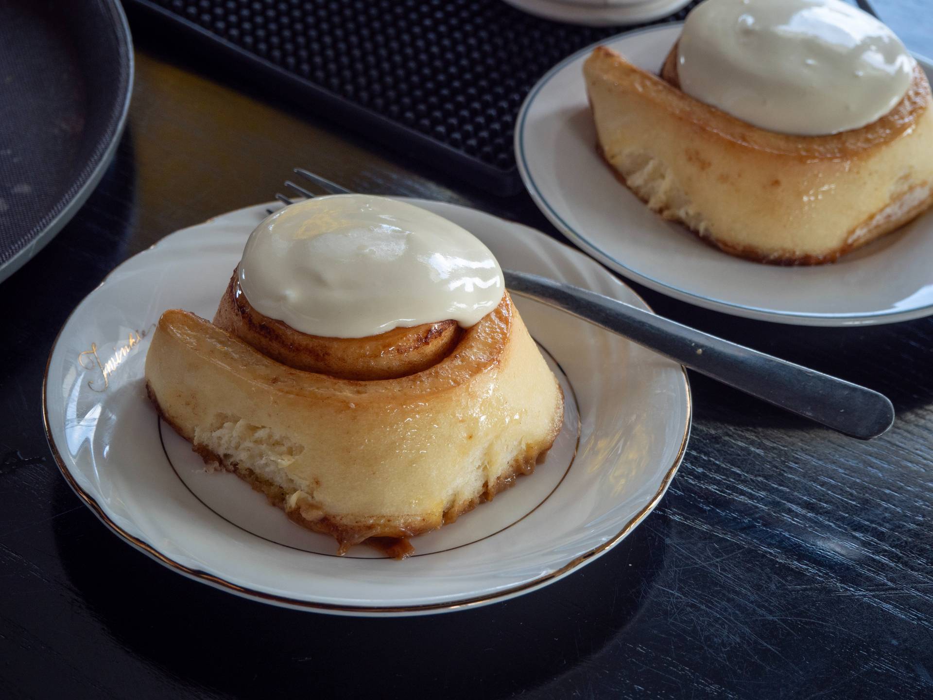 Beautifully plated Vietnamese-style caramel desserts with sour cream topping, showcasing local culinary craftsmanship. A delicate food presentation typical of Đà Lạt's growing cafe culture.