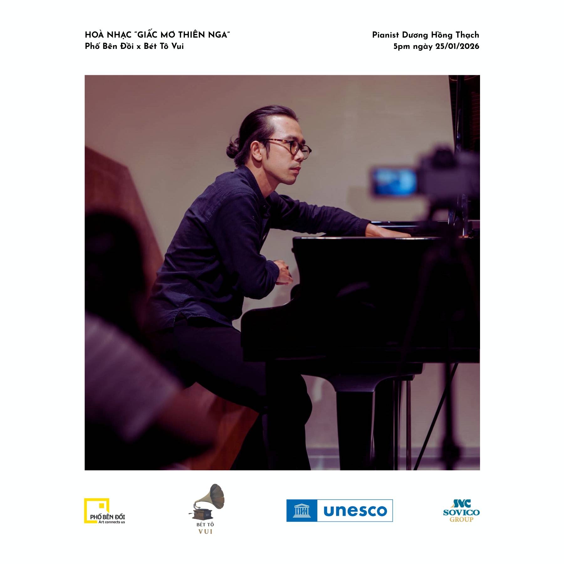 Dương Hồng Thạch theo học hệ Trung cấp và Đại học chuyên ngành Biểu diễn Piano tại Học viện Âm nhạc Quốc gia Việt Nam với PGS.TS.Nguyễn Huy Phương từ năm 2007. Năm 2015, sau khi tốt nghiệp hệ Đại học tại Việt Nam, anh theo học Thạc sỹ biểu diễn Piano tại Học viện Âm nhạc Gnesin, Liên bang Nga và tốt nghiệp năm 2018.