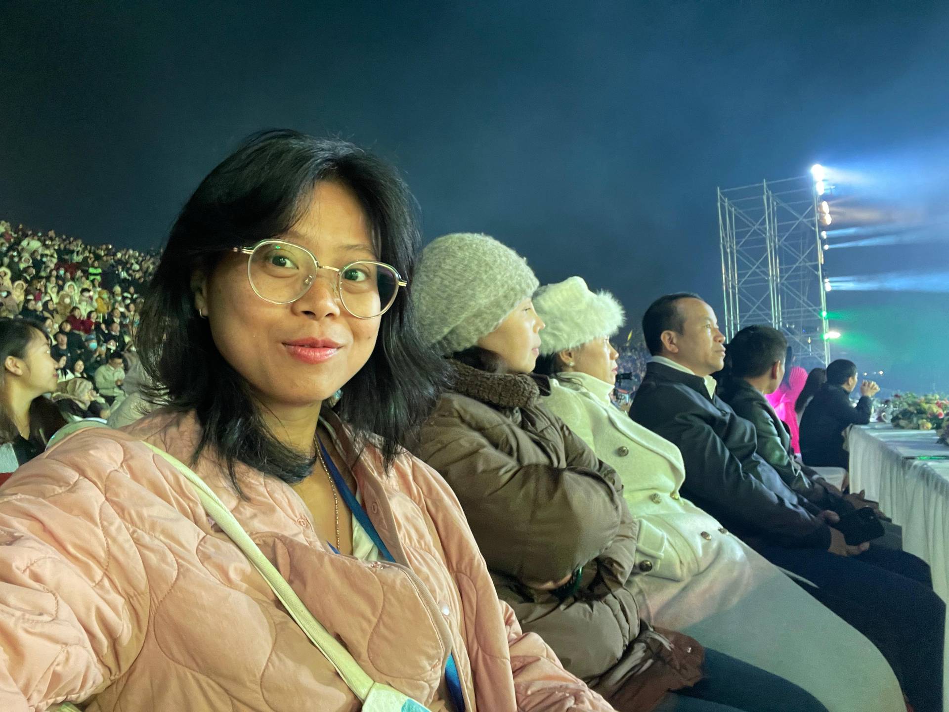 À Da Lat, les collines respirent doucement à l'aube,

La brume matinale se dissipe, les pétales tombent délicatement.

Les cerisiers en fleurs éclosent comme une prière silencieuse,

Une lueur rosée flotte entre les pins verts et le ciel haut.

Les fleurs ne sont pas pressées,

Elles s'épanouissent en silence,

Apprenant à la ville à faire une pause,

Que la beauté naît de la sérénité.

Les lanternes se balancent doucement dans l'air frais,

Les pas ralentissent, les voix s'apaisent.

En une courte saison,

Le cœur se souvient de ce sentiment de paix.

Et quand les pétales tombent,

Ils ne sont pas tristes de se séparer.

Ils bénissent la terre,

Et croient en