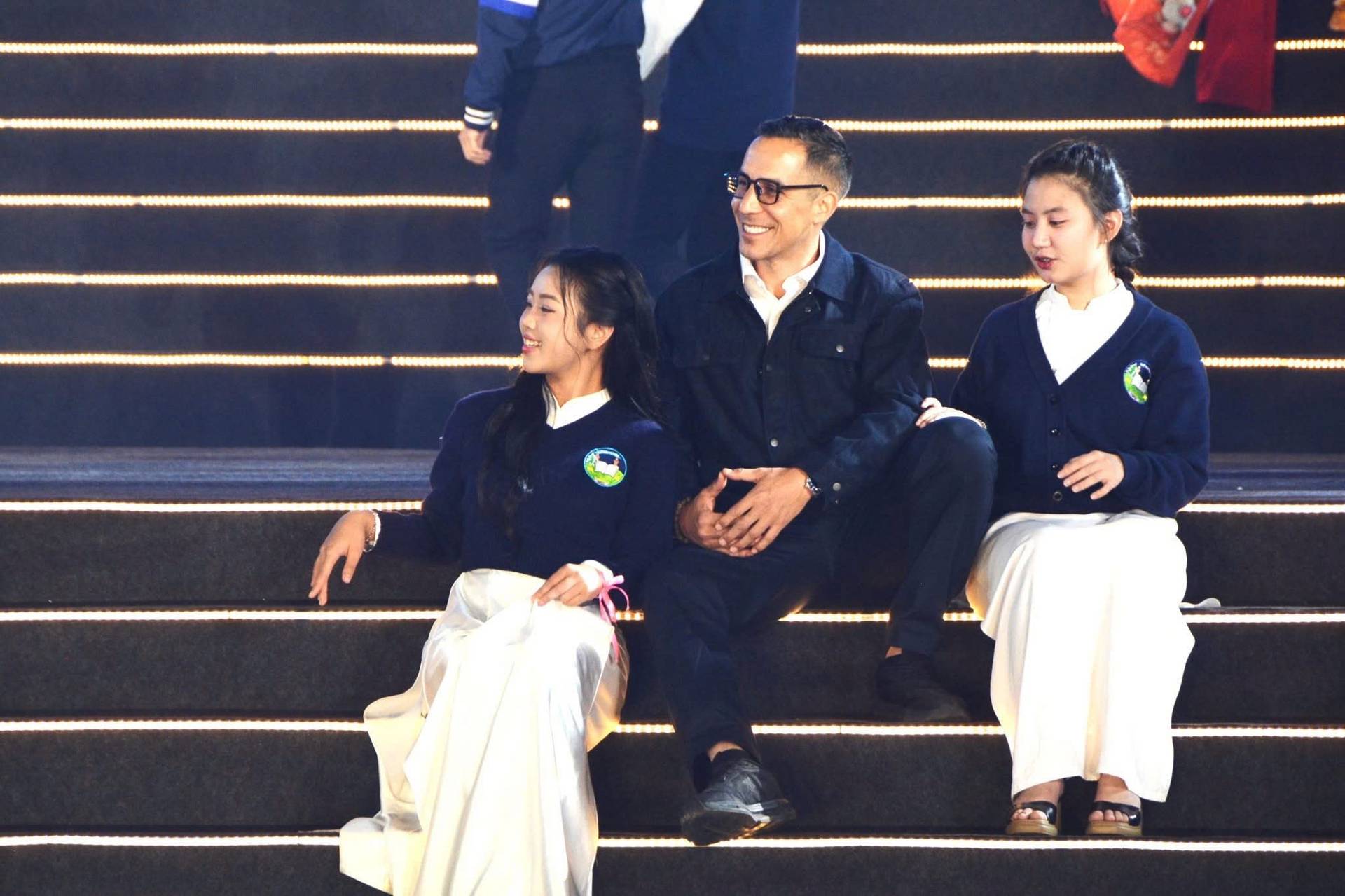 ในดาลัด เนินเขาส่งเสียงกระซิบแผ่วเบาในยามรุ่งอรุณ
หมอกยามเช้าค่อยๆ จางหายไป กลีบดอกไม้ร่วงหล่นอย่างแผ่วเบา
ดอกซากุระเบ่งบานราวกับคำอธิษฐานอันเงียบงัน
แสงสีชมพูระเรื่อลอยผ่านต้นสนเขียวขจีและท้องฟ้าสูง

ดอกไม้ไม่รีบร้อน
พวกมันเบ่งบานอย่างเงียบๆ
สอนให้เมืองรู้จักหยุดพัก
ว่าความงามมาจากความสงบ

โคมไฟแกว่งไหวเบาๆ ในอากาศเย็น
เสียงฝีเท้าช้าลง เสียงพูดเบาลง
ในช่วงเวลาสั้นๆ
หัวใจจดจำความรู้สึกสงบสุข

และเมื่อกลีบดอกไม้ร่วงหล่น
พวกมันไม่เศร้าโศกกับการจากลา

พวกมันอวยพรผืนดิน
และเชื่อมั่นใน