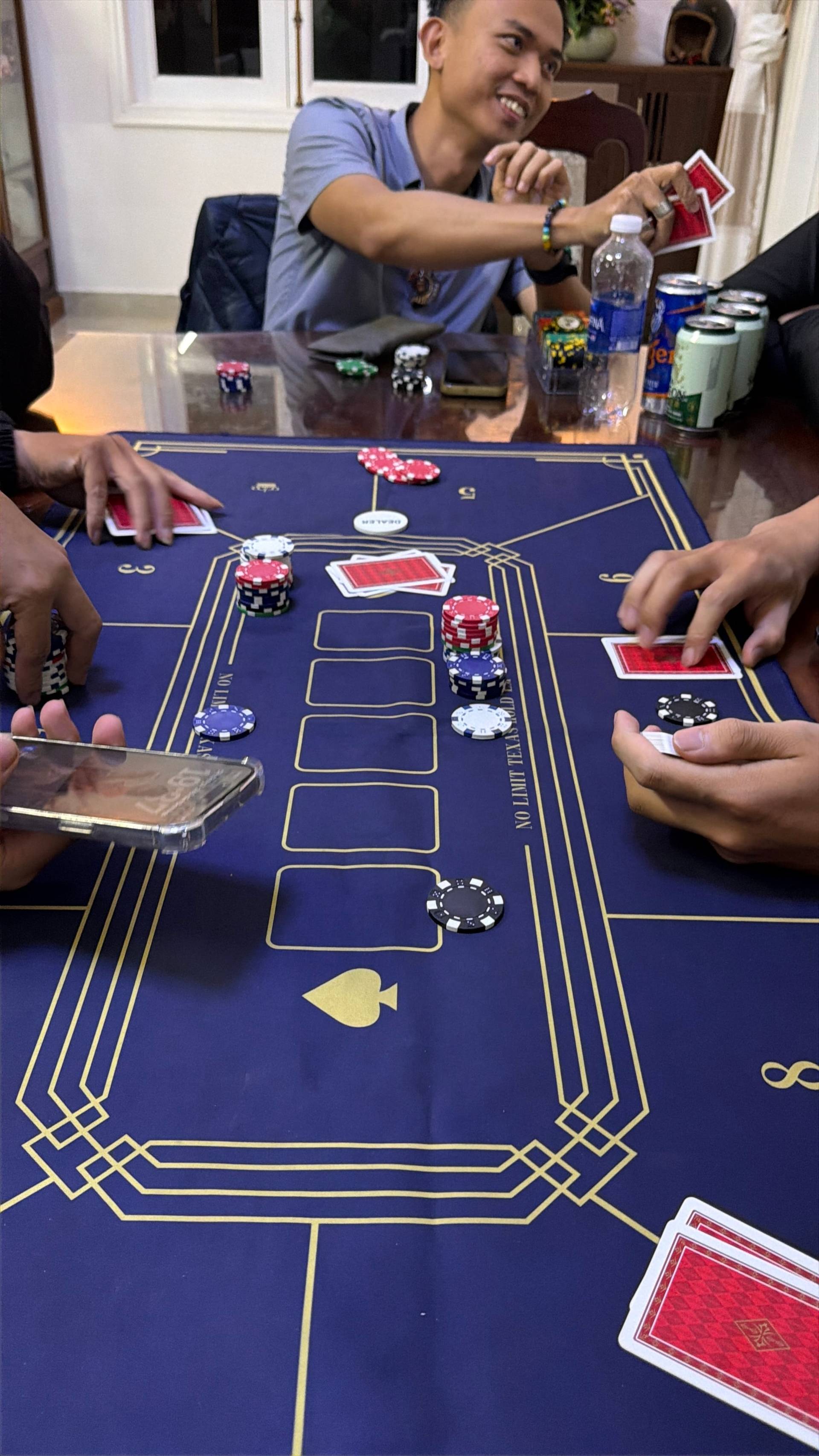 A joyful guest portrait captured during a private card game event in a Đà Lạt villa, showcasing the friendly and welcoming atmosphere of the gathering.