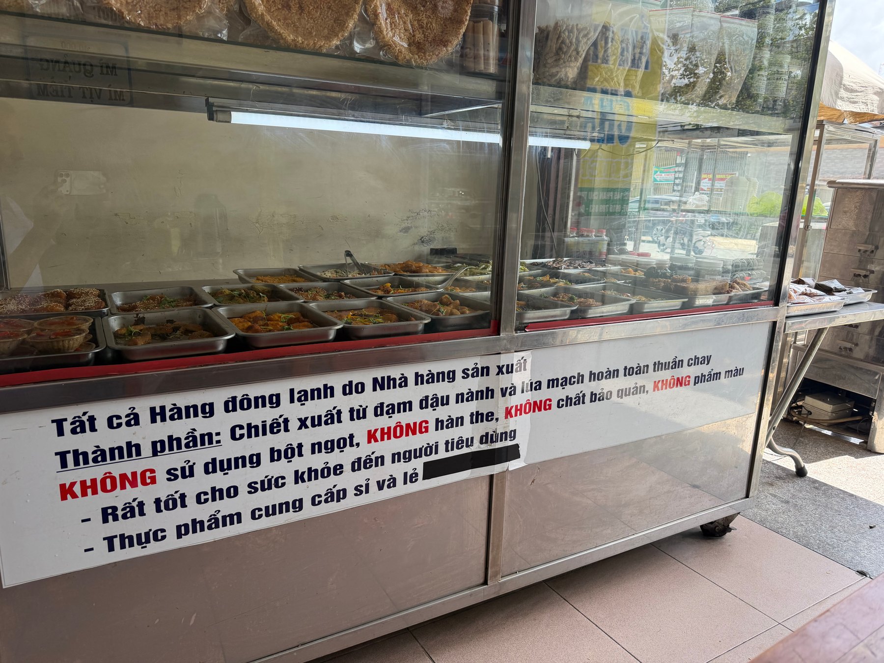 A sign in Vietnamese with text about food preparation and health benefits