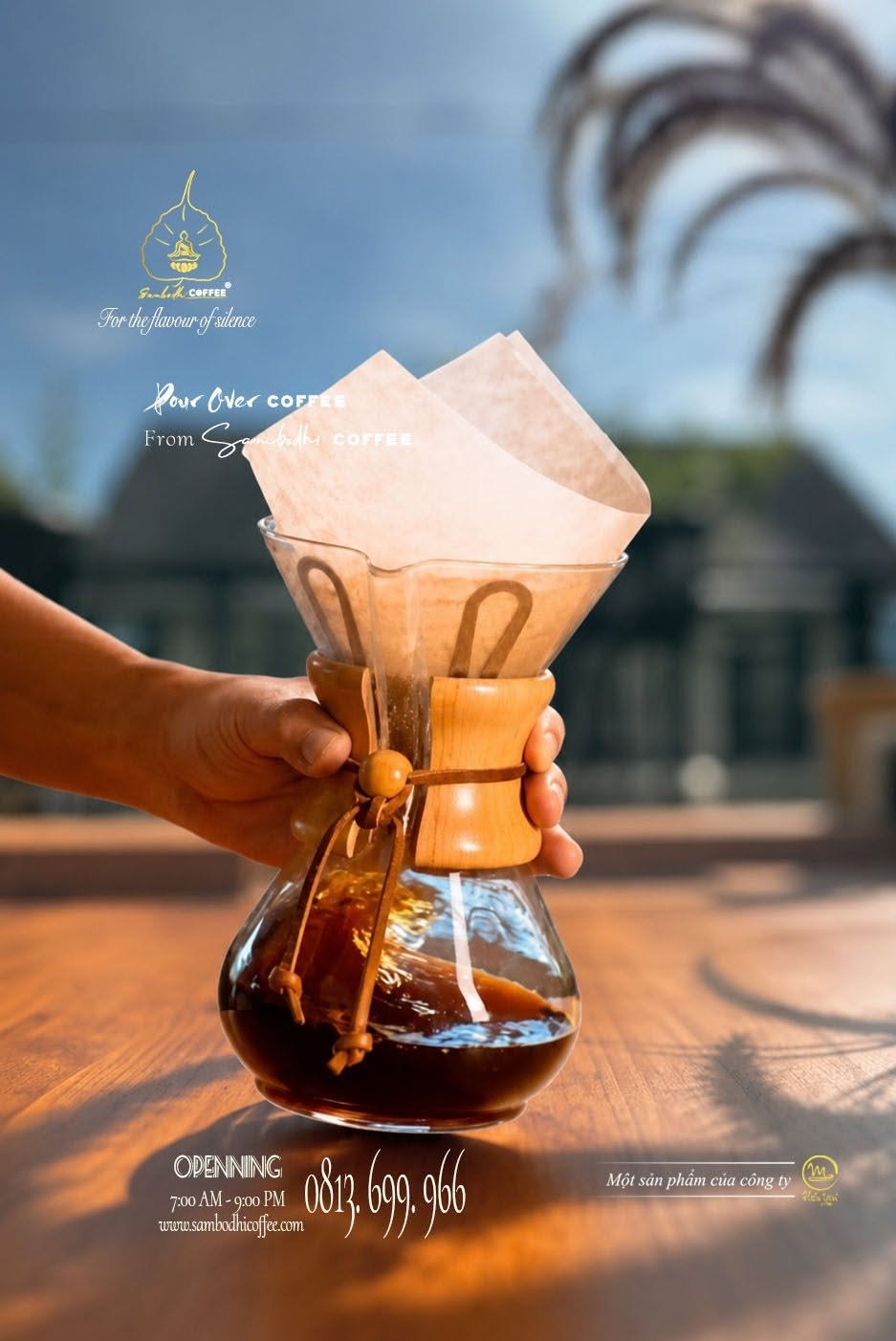 Cận cảnh bình đựng cà phê Pour Over với cà phê đã pha.
